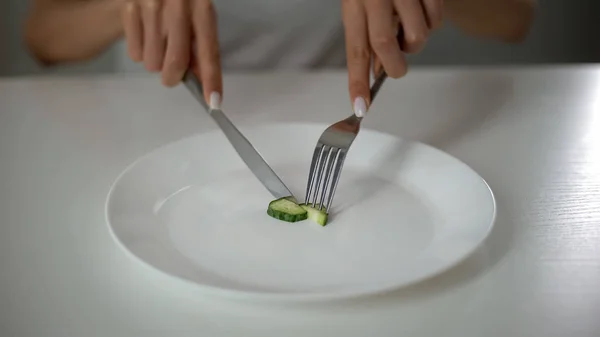 Kız Salatalık Dilimleme Takıntılı Undereating Ile Kilolu Anoreksiya Korkusu — Stok fotoğraf