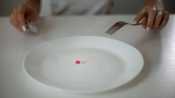 Lady Eszik Tablettát Nem Élelmiszer Elhízás Elleni Gyógyszer Súlyos Éhezés — Stock Fotó