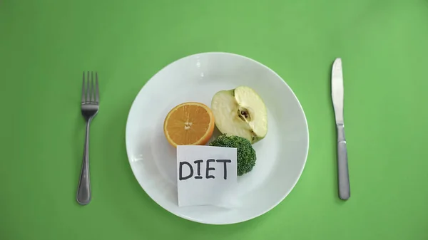果物や野菜 健康な栄養物を有する平板のメモに書かれたダイエットします — ストック写真