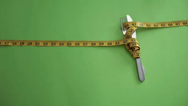 Нож Вилка Связаны Измерительной Лентой Концепция Строгих Ограничений Питание — стоковое фото
