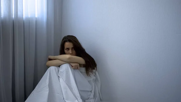Φοβισμένη Κυρία Που Κάθεται Στο Πάτωμα Θύμα Σεξουαλικής Κακοποίησης Σωματεμπορίας — Φωτογραφία Αρχείου