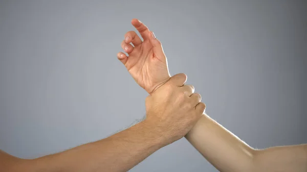 Manlig Hand Stoppa Kvinna Som Väg Att Slå Våld Mot — Stockfoto
