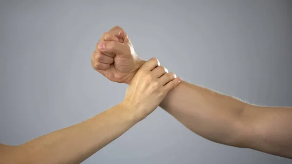 Mano Femenina Que Detiene Brazo Masculino Antes Del Ataque Detener — Foto de Stock