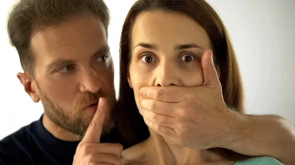 Mannen Stänger Kvinnas Mun Med Hand Berövande Rätten Att Tala — Stockfoto