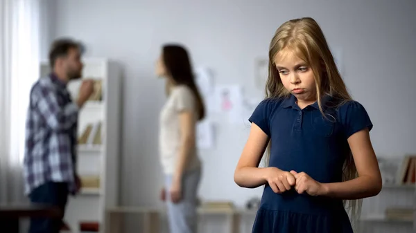 Przerażona Dziewczyna Nerwowo Kręcenie Palcami Przestraszony Przez Rodziców Kłótni Przemocy — Zdjęcie stockowe