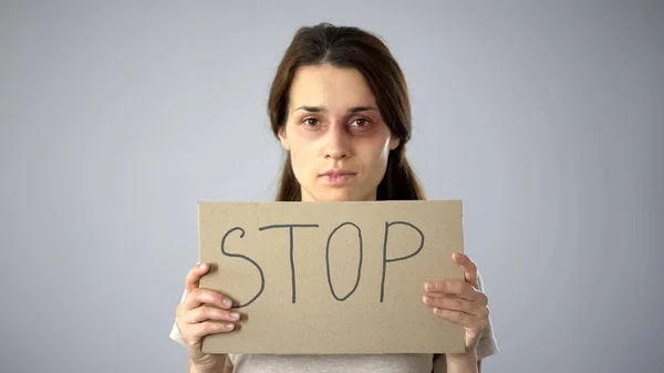 Mujer Con Moretones Sosteniendo Señal Stop Pidiendo Ayuda Asistencia Víctima — Foto de Stock