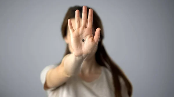 Svart Prick Kvinnans Hand Hemliga Tecken Våld Offret Stöd — Stockfoto