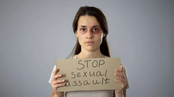 Брудна Жінка Тримає Знак Сексуального Насильства Захист Прав Жінок — стокове фото