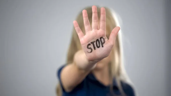 Kleines Mädchen Zeigt Stoppschild Thema Kindesmissbrauch Grausamkeit Der Familie Bewusstsein — Stockfoto