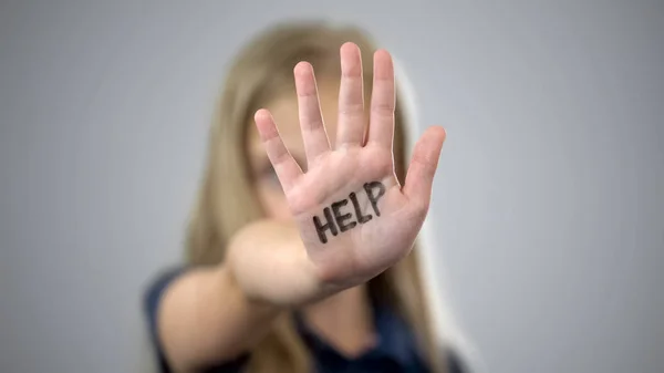 Pomoc Napis Palm Smutna Dziewczynka Ochronę Praw Dzieci — Zdjęcie stockowe