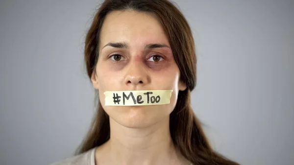 私のハッシュタグが女性の口をテープでも 家庭内暴力犠牲者のためのサポート — ストック写真