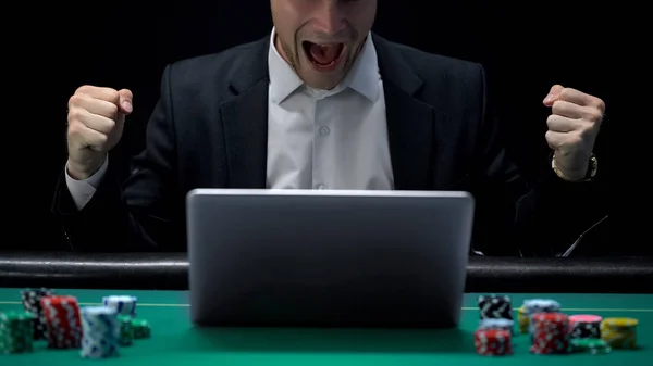 Gracz Hazard Laptopie Krzyczy Podniecenia Zwycięski Zakład Fortuna — Zdjęcie stockowe