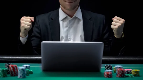 赌徒玩笔记本电脑和显示成功的手势 赢得赌注 — 图库照片