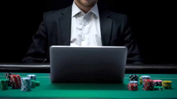 Gokker Kijken Wedden Laptop Computerapplicatie Casino Poker Verslaving — Stockfoto