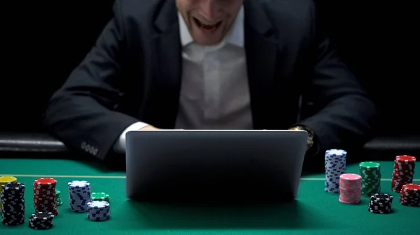 Opgewonden Zakenman Schreeuwen Winnen Van Line Poker Spel Succes Verslaving — Stockfoto