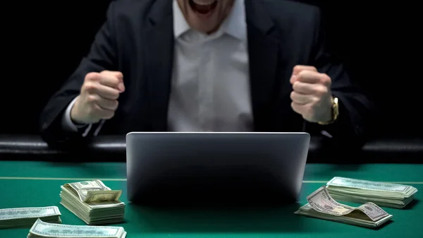 快乐的网上赌徒赢得成堆的钱 赌场网站 — 图库照片