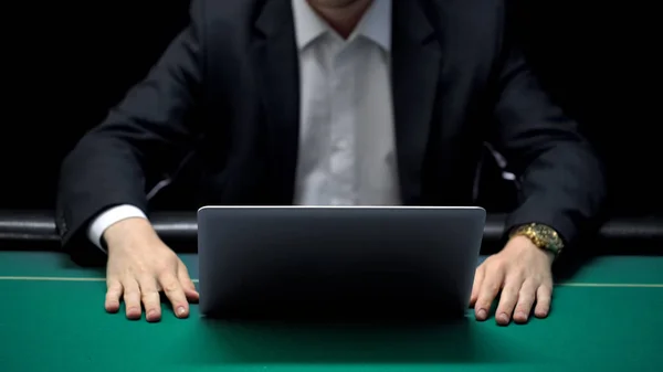 Pokerspieler Warten Auf Online Gegner Wetten Abzuschließen Wettbewerbsfähiges Glücksspiel — Stockfoto