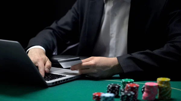 Mannelijke Invoeren Creditcardnummer Laptop Toepassing Chips Tafel Online Casino Gokken — Stockfoto