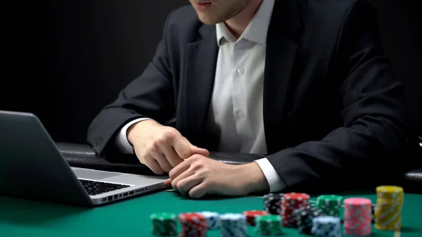 从事年轻赌徒看笔记本电脑在线扑克游戏 赌场成瘾 — 图库照片