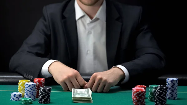 Zusammengesetzt Casino Client Setzt Alle Chips Und Stapel Geld Selbstbewusster — Stockfoto