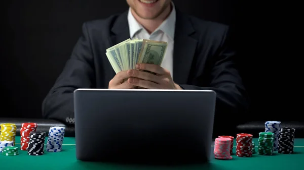 Succesvolle Online Casinospeler Tellen Van Geld Voor Laptop Winnaar Van — Stockfoto