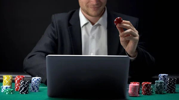 Lächeln Geschäftsmann Zuversichtlich Platzierung Wette Online Auf Laptop Casino Website — Stockfoto