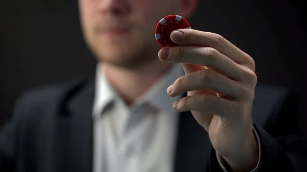 若い男性の手に 赤のカジノ チップを保持チャンス 富の機会 ゲーム — ストック写真