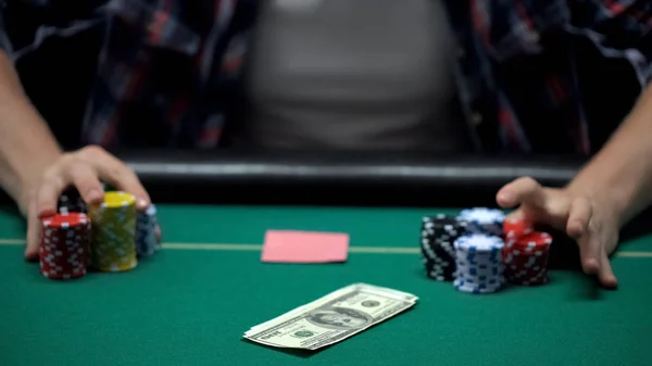 Poker Speler Weddenschappen Dollars Alle Zijn Casino Chips Kaarten Spel — Stockfoto