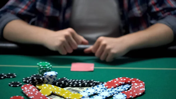 Casino Pokerspieler Ballt Die Fäuste Und Wettet Alles Auf Den — Stockfoto