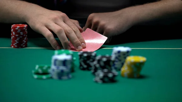 Homem Verificando Cartões Levantando Blefando Durante Torneio Poker Chance Ganhar — Fotografia de Stock