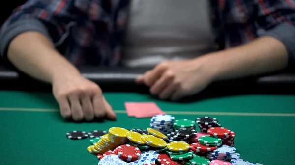 Jonge Pokerspeler Alle Chips Hoop Winnen Wedden Riskant Casino Gokken — Stockfoto