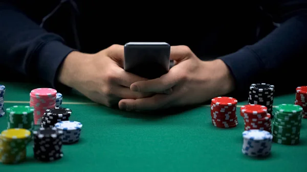 Mannelijke Speler Weddenschappen Smartphone Application Casino Chips Tafel Online Spel — Stockfoto