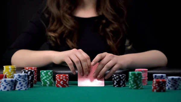 Γυναίκα Που Τον Έλεγχο Της Συνδυασμός Κάρτες Στο Παιχνίδι Πόκερ — Φωτογραφία Αρχείου