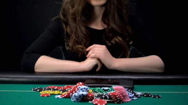 Vakker Kvinnelig Gambler Som Satser Alle Kasinoer Penger Risikabelt Pokerspill – stockfoto