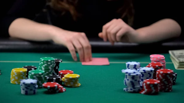 Zockermädchen Bereit Ihre Handkombinationskarten Beim Casino Pokerspiel Checken — Stockfoto