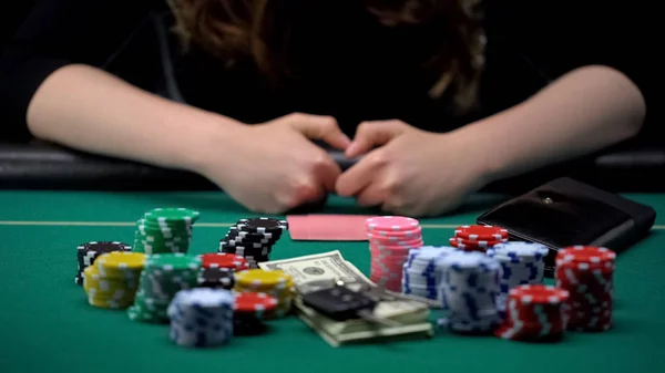 Vrouwelijke Pokerspeler Alle Chips Toetsen Geld Huis Casinospel Wedden — Stockfoto