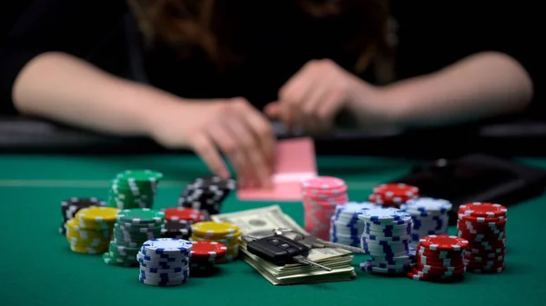 Spielsüchtig Frau Checkt Ihre Kartenkombination Poker Geldverschwendung — Stockfoto