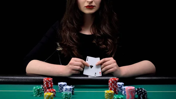 Aantrekkelijke Vrouw Weergegeven Azen Paar Casino Poker Spel Vrouwelijke Truc — Stockfoto