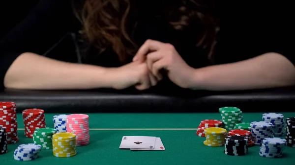 Lucky Lady Speler Met Hand Azen Paar Combinatie Pokercompetitie Casino — Stockfoto