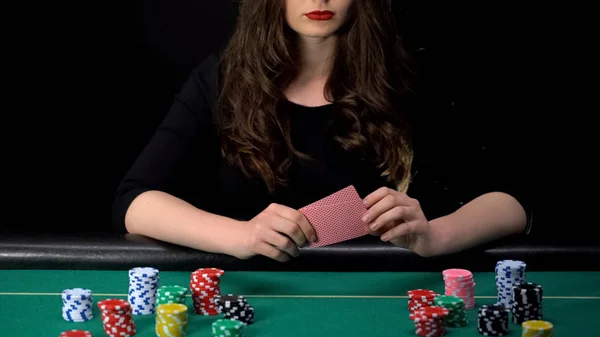 Zdenerwowany Kobiece Gamer Przegranej Poker Okrągłe Złe Strony Żetony Stół — Zdjęcie stockowe