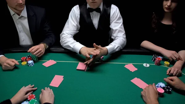 Croupier Distribution Cards Början Pokerspel Casino Konkurrenskraftiga Gambling — Stockfoto