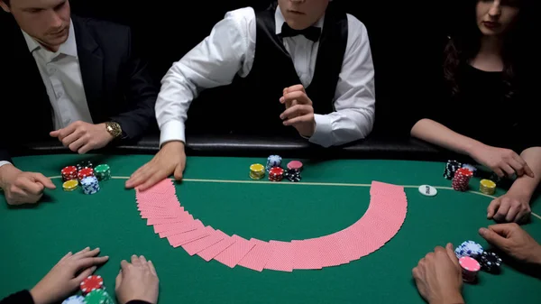Casino Dealer Schuifelen Kaarten Groene Tafel Bij Casino Spelers Wachten — Stockfoto