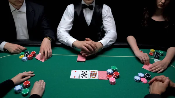 Poker Oyuncular Onların Kartları Kombinasyonları Üst Sınıf Eğlence Denetlemek Için — Stok fotoğraf