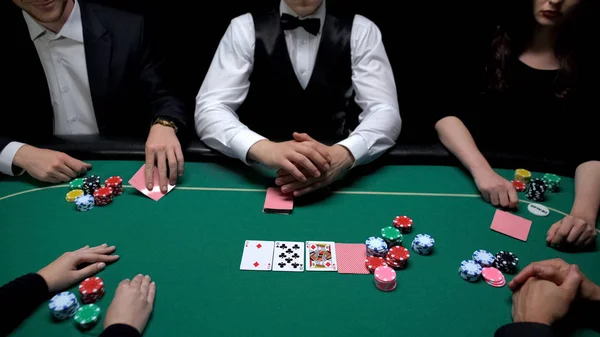 Överklass Människor Vid Pokerbordet Kontroll Kortshänder Kasinounderhållning — Stockfoto