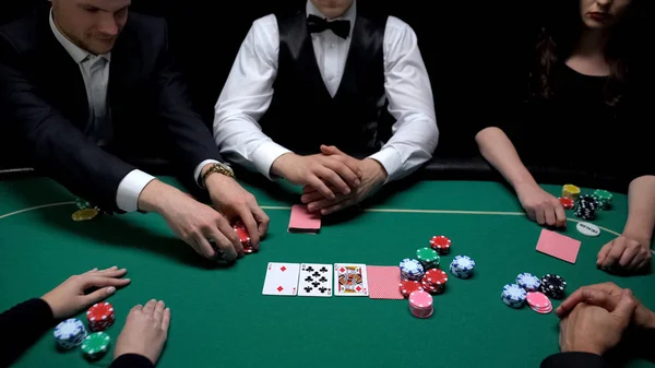 Jogador Rico Homem Negócios Fazendo Grande Aposta Jogo Poker Classe — Fotografia de Stock