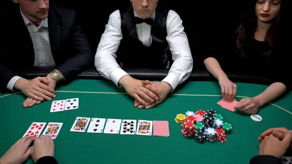 Poker Game Elite Casino Vrouw Klaar Controleren Van Haar Hand — Stockfoto