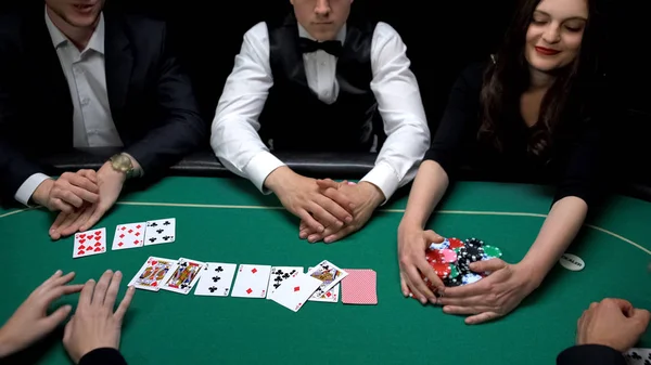 Casinospelers Met Handen Vrouw Winnende Spel Eigenschap Divisie Concept — Stockfoto