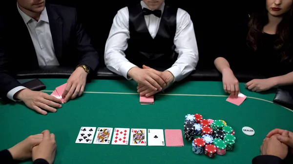 Pokerspelers Controleren Handcombinaties Bij Elite Casino Aristocratische Gokken — Stockfoto