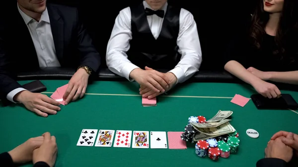 Jugador Elevando Apuestas Poniendo Dólares Fichas Juego Póquer Casino Apuestas — Foto de Stock