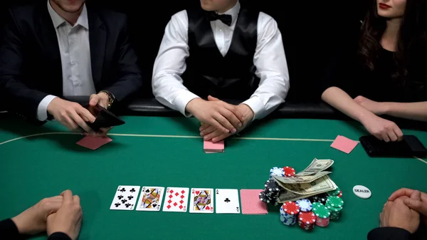 Rich Pokerspeler Controleren Portemonnee Wil Verhogen Weddenschappen Casino Gokken Bluf — Stockfoto